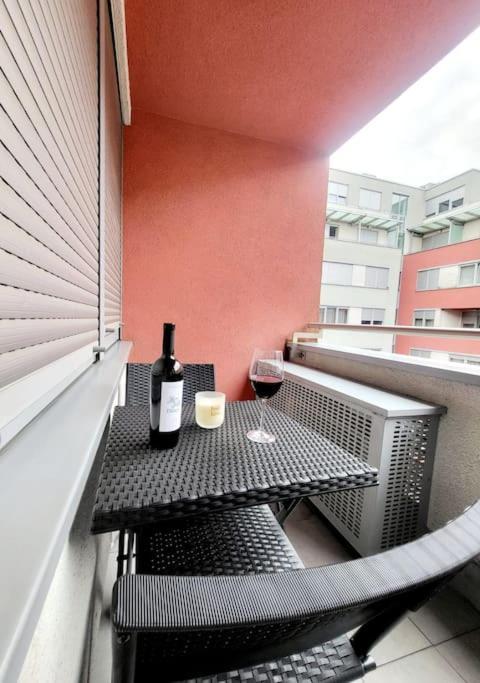Urban Oasis: Stylish Retreat Apartment Zagreb Ngoại thất bức ảnh